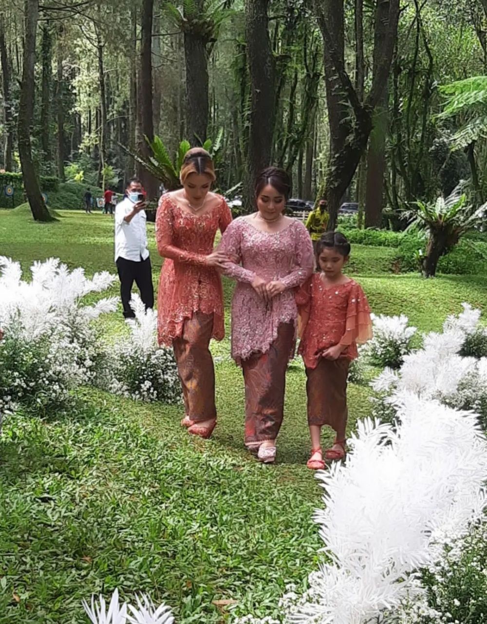 9 Pesona Ayu Ting Ting di lamaran sang adik, kalungnya bikin salfok