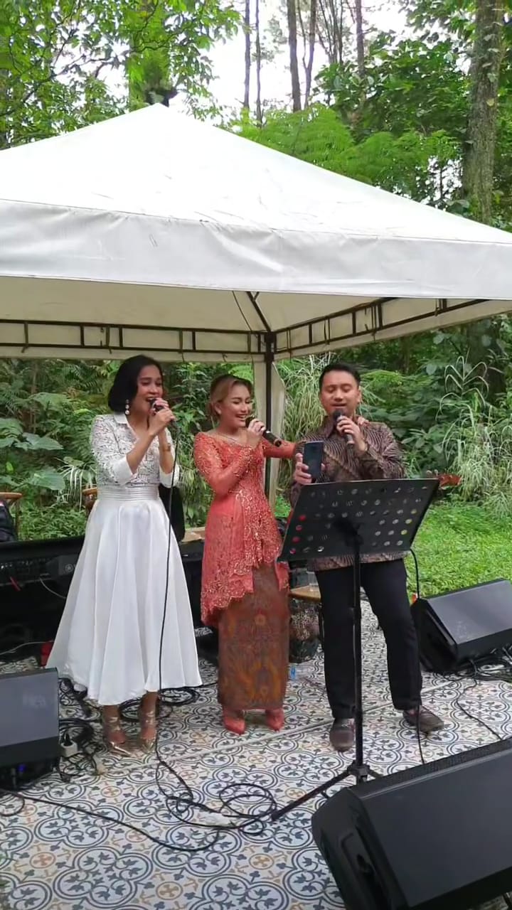 9 Pesona Ayu Ting Ting di lamaran sang adik, kalungnya bikin salfok