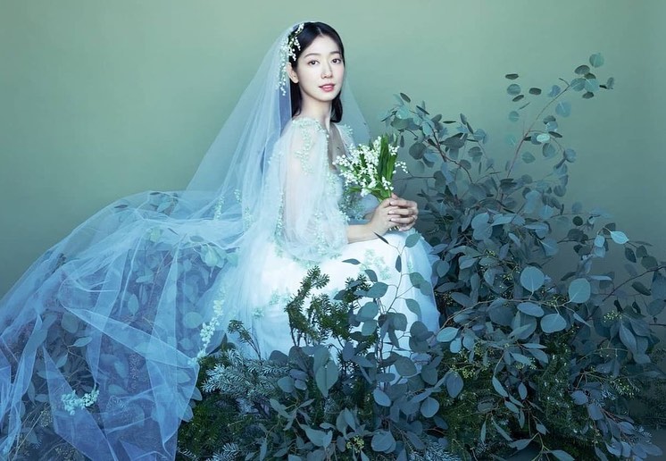 6 Potret gaun Park Shin-hye yang memukau, terbuat dari sutra putih