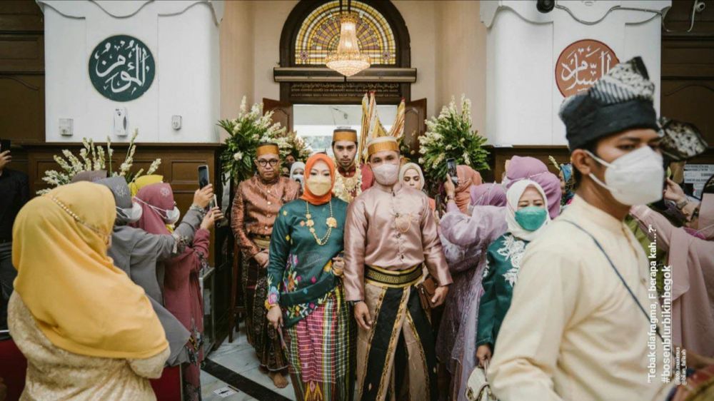 11 Momen pernikahan Achmad Megantara, tampil dalam adat Bugis