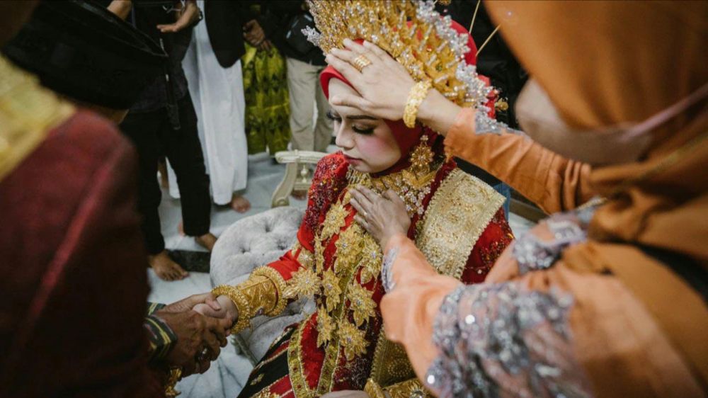 11 Momen pernikahan Achmad Megantara, tampil dalam adat Bugis