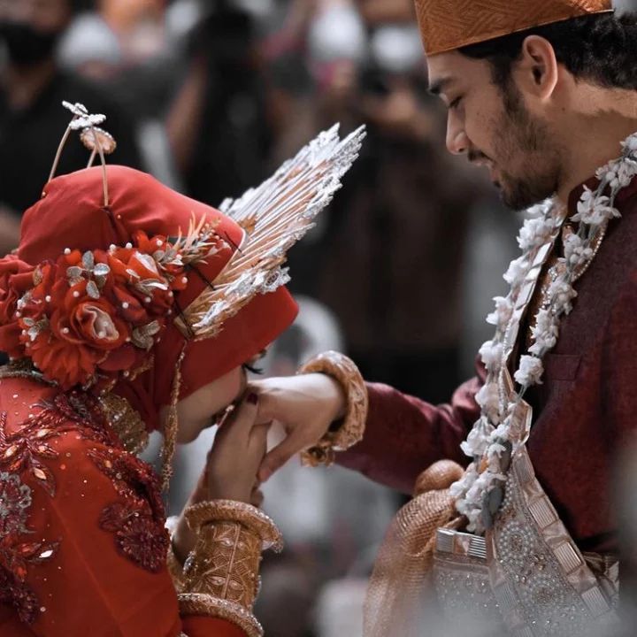 11 Momen pernikahan Achmad Megantara, tampil dalam adat Bugis