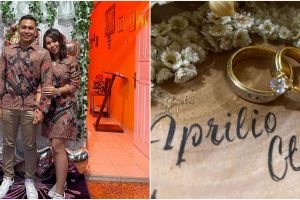 9 Momen lamaran Aprilio Manganang, berlangsung sederhana di rumah