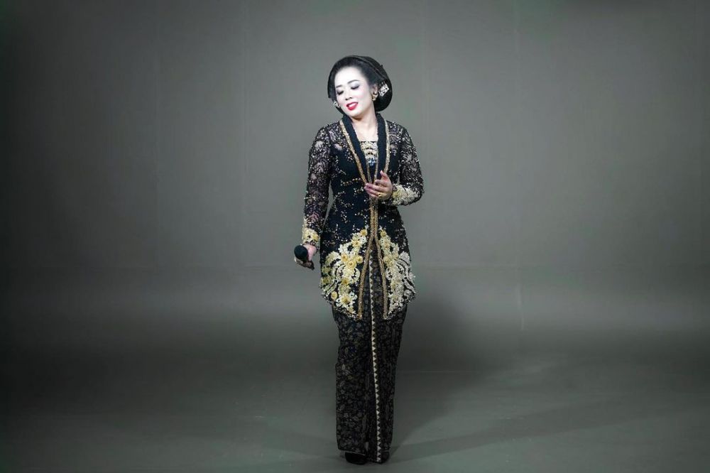 Memukau bak putri keraton, ini 11 potret Soimah pakai kebaya