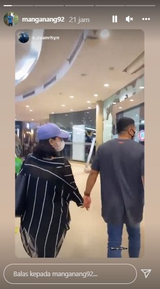 11 Foto mesra Aprilio Manganang & kekasih dari pacaran hingga lamaran