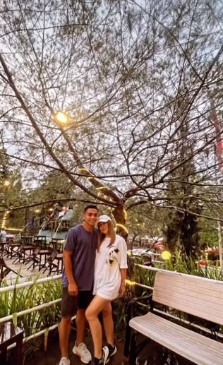 11 Foto mesra Aprilio Manganang & kekasih dari pacaran hingga lamaran