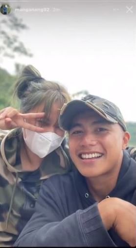 11 Foto mesra Aprilio Manganang & kekasih dari pacaran hingga lamaran