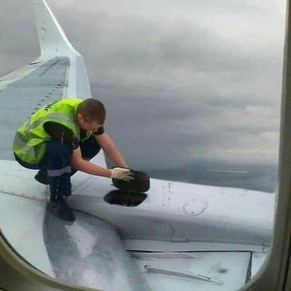 Jangan ditiru, 13 potret orang terlalu nekat aksinya bikin gigit jari