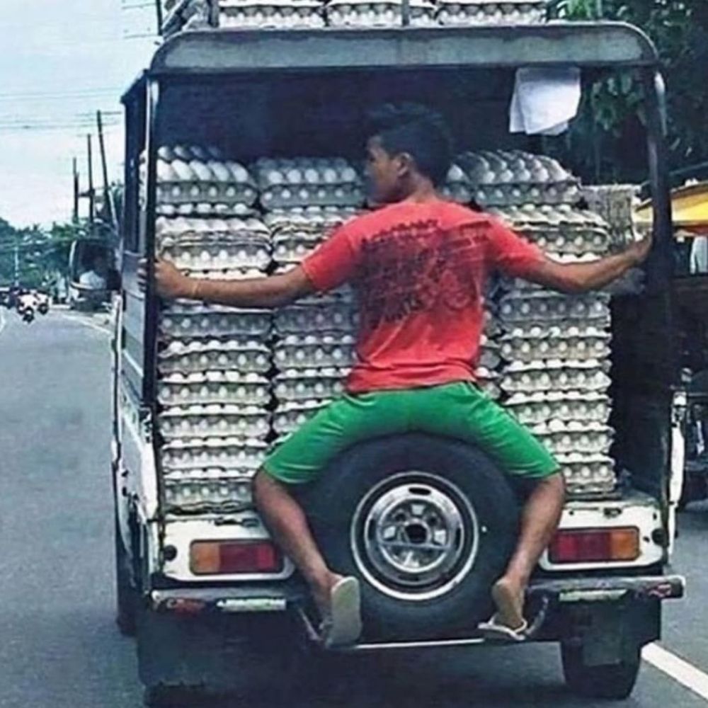 Jangan ditiru, 13 potret orang terlalu nekat aksinya bikin gigit jari