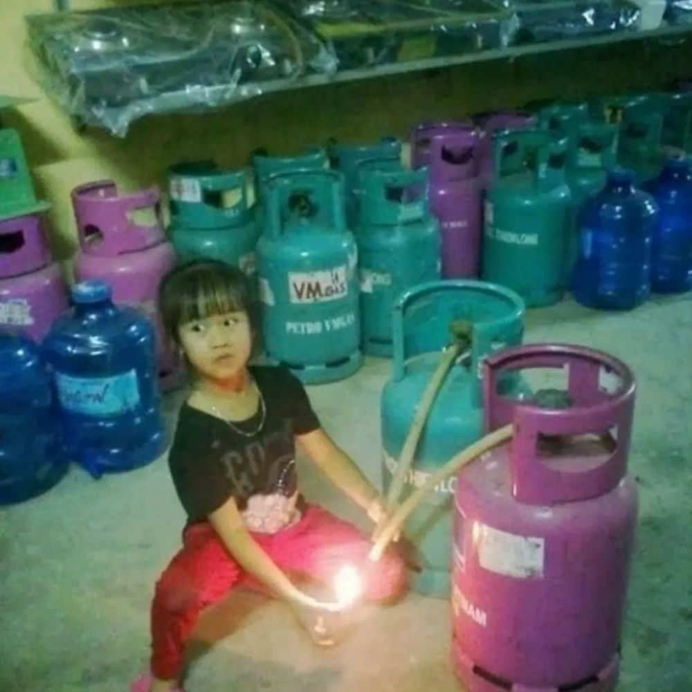 Jangan ditiru, 13 potret orang terlalu nekat aksinya bikin gigit jari