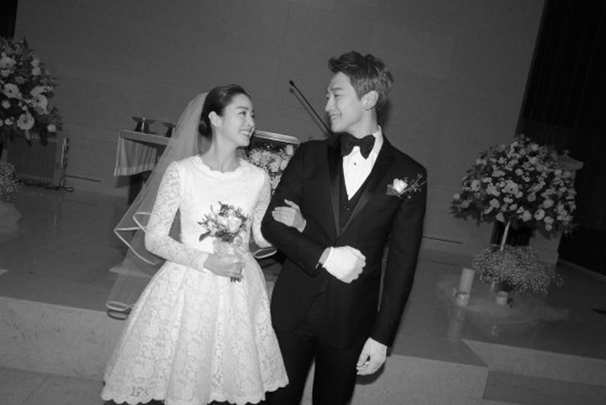 7 Korean celebrity wedding dress portrait, Park Shinhye from white