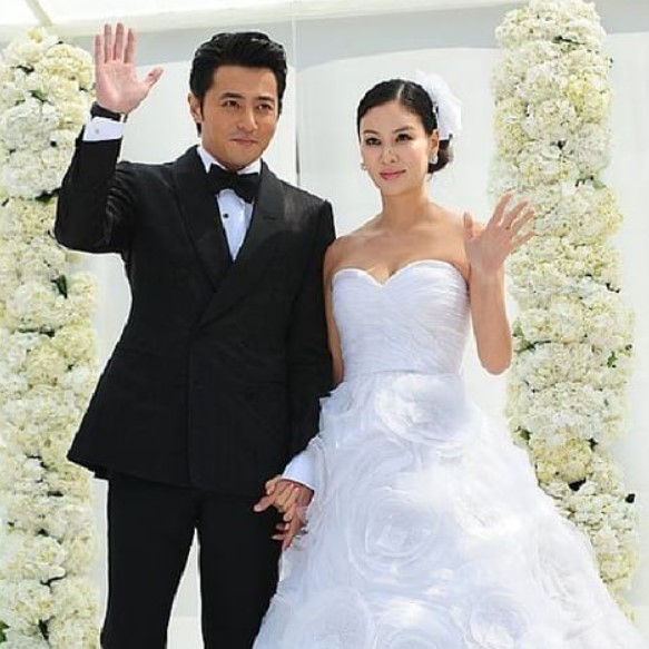 Potret gaun pernikahan 7 seleb Korea, Park Shin-hye dari sutra putih