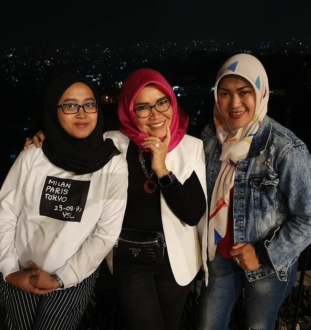 9 Gaya ibunda Ayu Ting Ting yang bikin heboh, strap masker dari emas