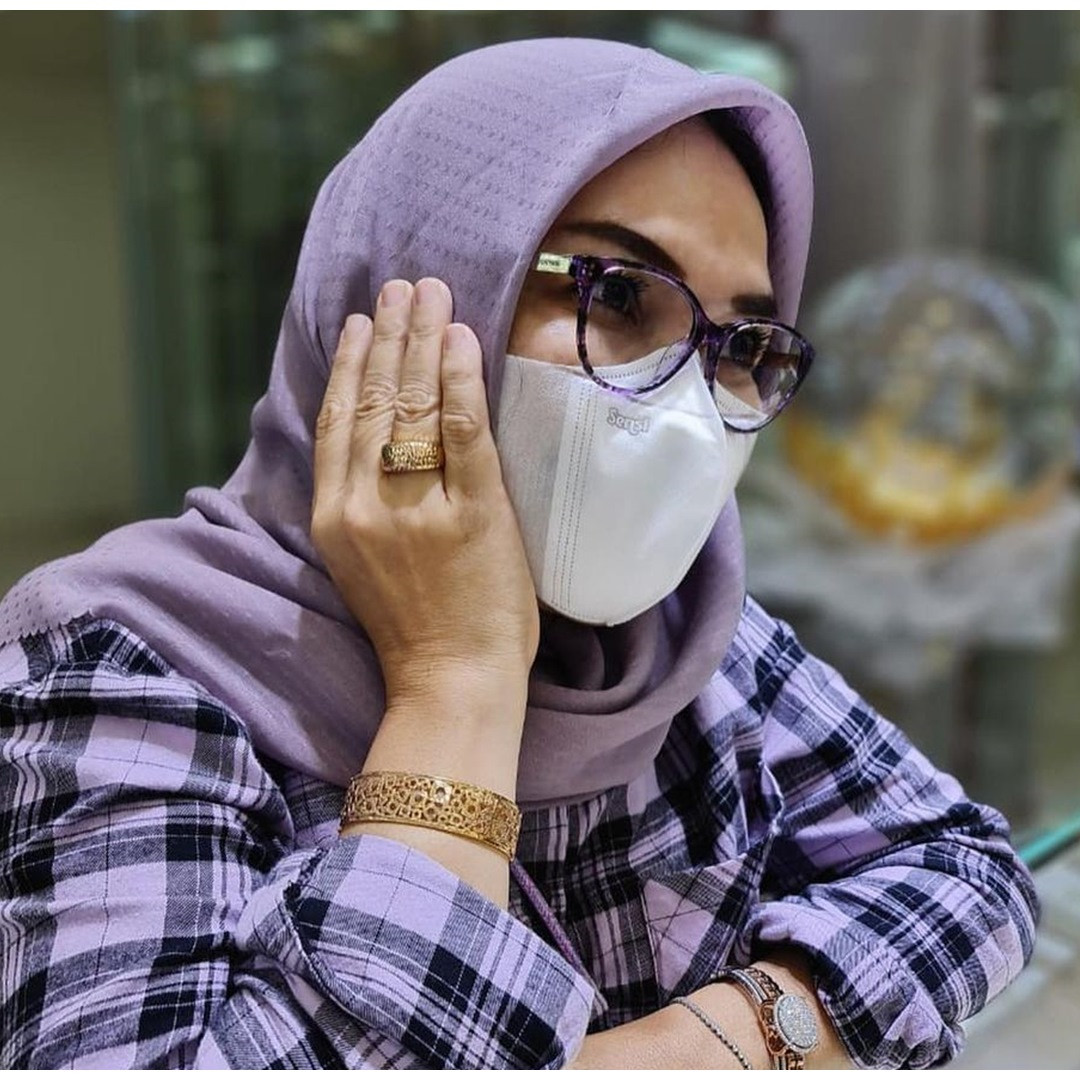 9 Gaya ibunda Ayu Ting Ting yang bikin heboh, strap masker dari emas