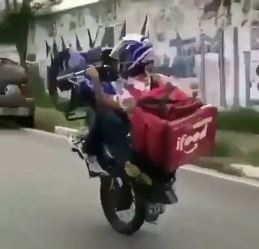 11 Potret lucu orang naik kendaraan di jalan, ada-ada aja kelakuannya