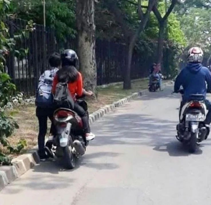 15 Momen lucu jadi gagal romantis, potretnya bikin senyum tipis