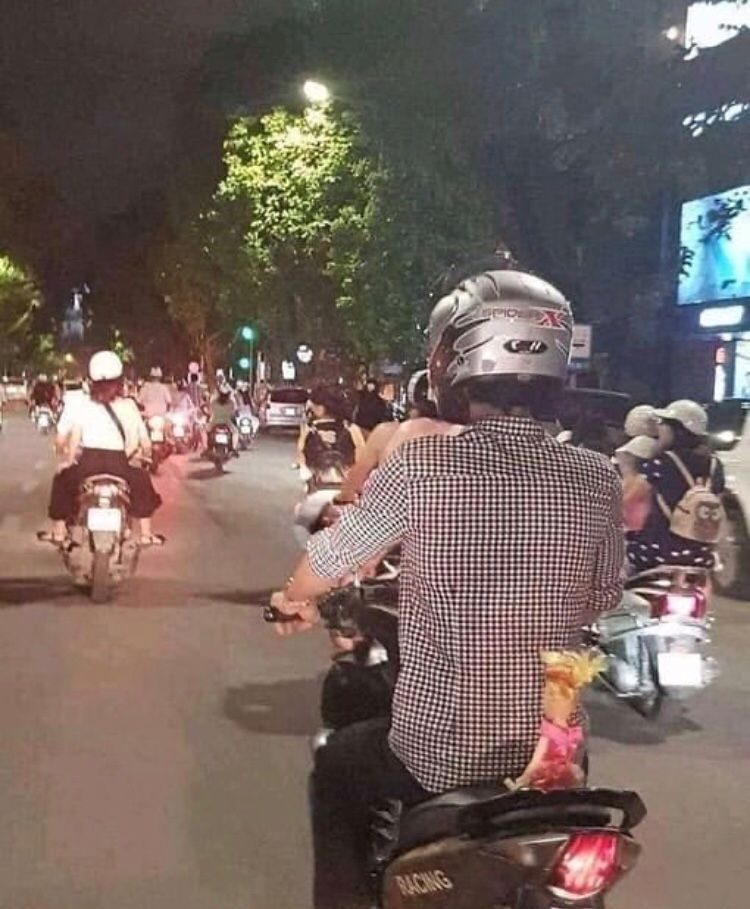 21 Penampakan lucu orang di jalan ini bikin heran pengendara lain