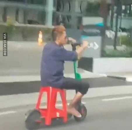 21 Penampakan lucu orang di jalan ini bikin heran pengendara lain