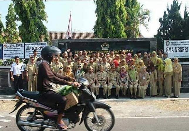21 Penampakan lucu orang di jalan ini bikin heran pengendara lain