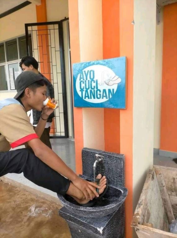 21 Kelakuan absurd orang melanggar aturan ini bikin jengkel