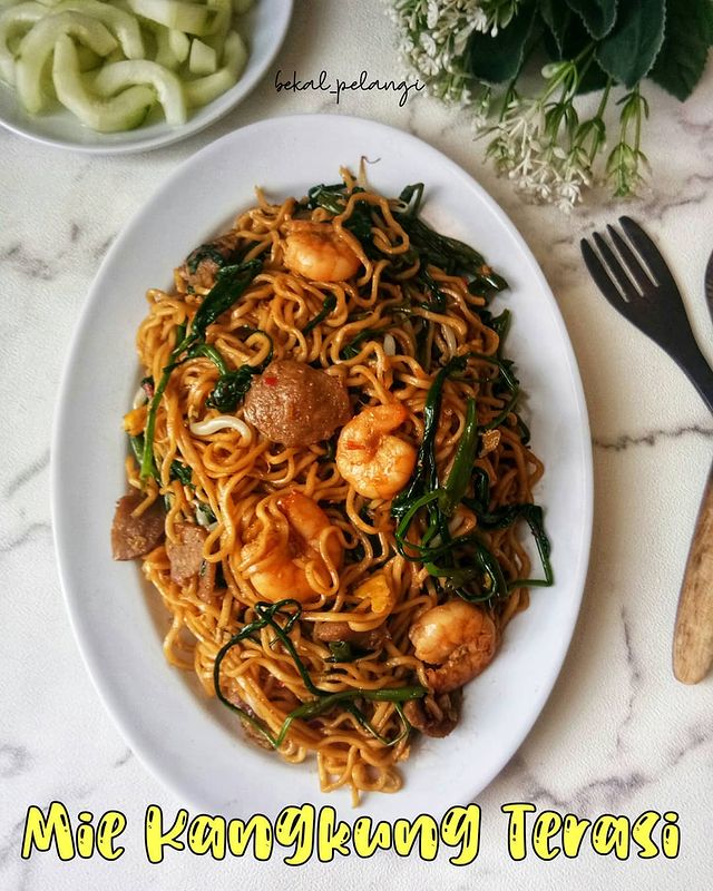 11 Cara membuat kreasi mie kangkung rumahan, enak dan mudah dibuat