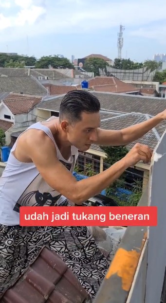 9 Potret Indra Bruggman jadi tukang di rumah, macho abis