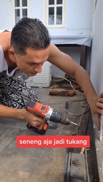 9 Potret Indra Bruggman jadi tukang di rumah, macho abis