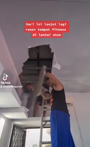 9 Potret Indra Bruggman jadi tukang di rumah, macho abis