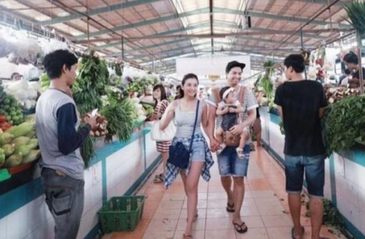 Gaya 11 pesinetron belanja ke pasar, Bunga Zainal pakai sarung tangan