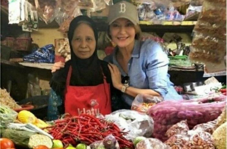 Gaya 11 pesinetron belanja ke pasar, Bunga Zainal pakai sarung tangan