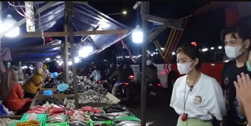 Gaya 11 pesinetron belanja ke pasar, Bunga Zainal pakai sarung tangan