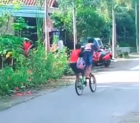 11 Potret kocak kelakuan polos bocah cilik ini bikin gemas