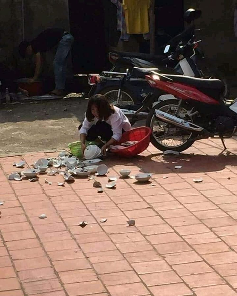 11 Potret ngenes akibat kebanyakan melamun ini bikin senyum tipis
