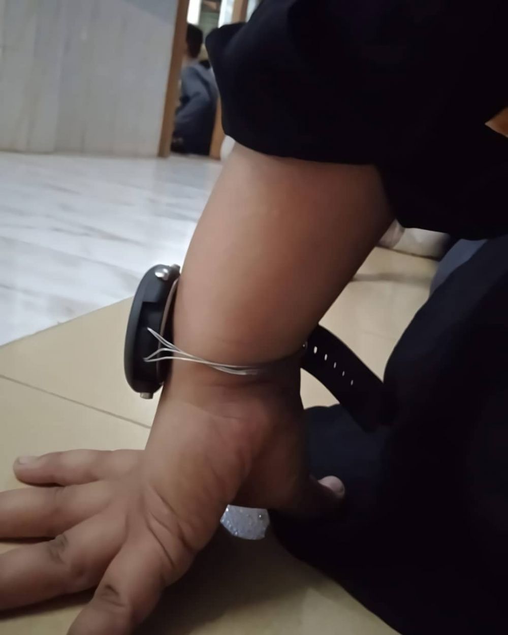 11 Potret maksa pakai barang rusak ini aksinya bikin ngelus dada