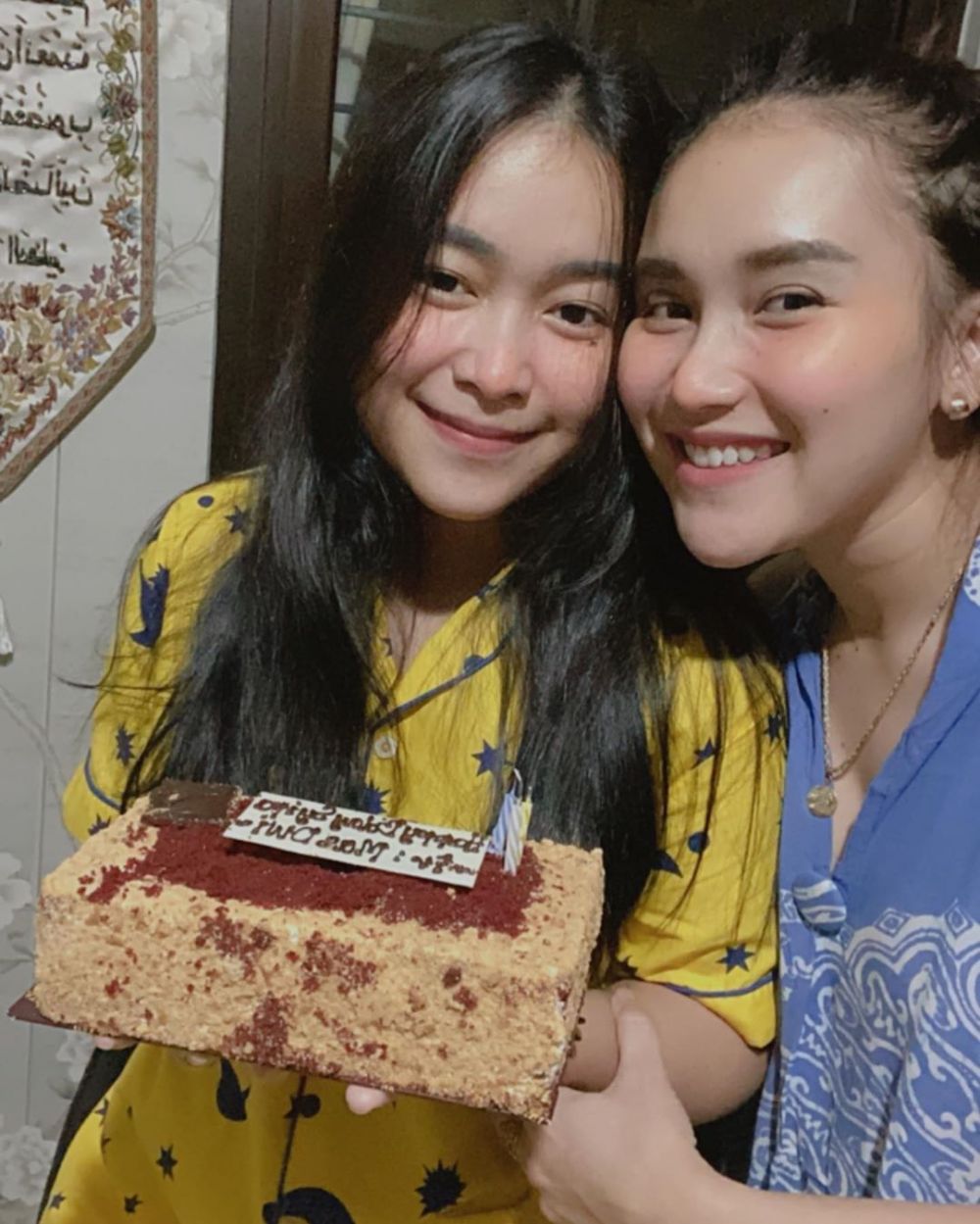 Potret kompak 8 pedangdut bareng adik, layaknya anak kembar