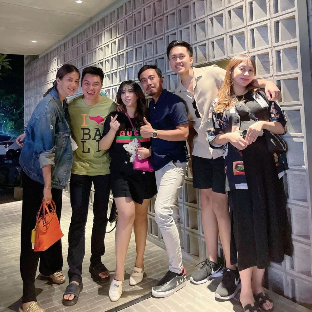 11 Potret Maharani Kemala bareng artis papan atas, kompak banget