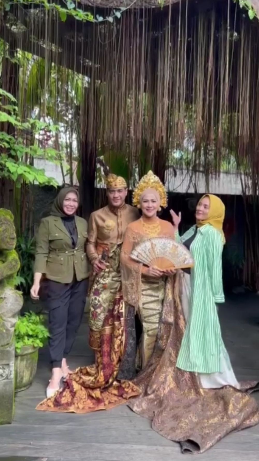 Dipadukan hijab, ini 11 pesona Venna Melinda pakai baju adat Bali