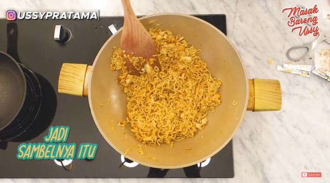 Kreasi masakan dari mi instan ala 11 seleb, sedap dan menggugah selera