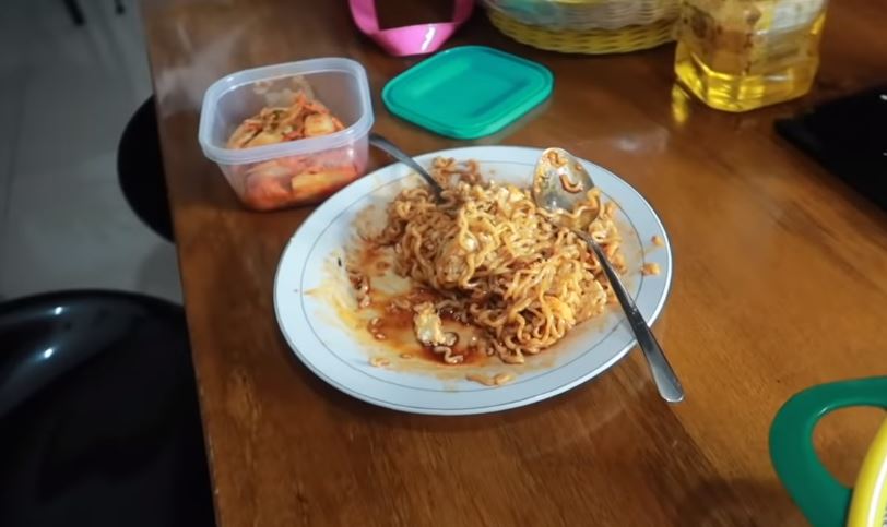 Kreasi masakan dari mi instan ala 11 seleb, sedap dan menggugah selera