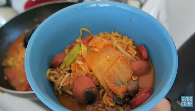 Kreasi masakan dari mi instan ala 11 seleb, sedap dan menggugah selera