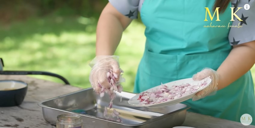 9 Trik Maharani Kemala bikin sambal matah Bali, segar dan nendang