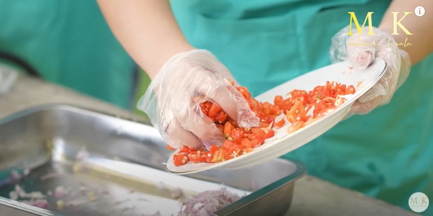 9 Trik Maharani Kemala bikin sambal matah Bali, segar dan nendang