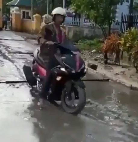 11 Momen orang lewat jalan tak biasa, aksinya bikin geleng kepala