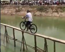 11 Momen orang lewat jalan tak biasa, aksinya bikin geleng kepala