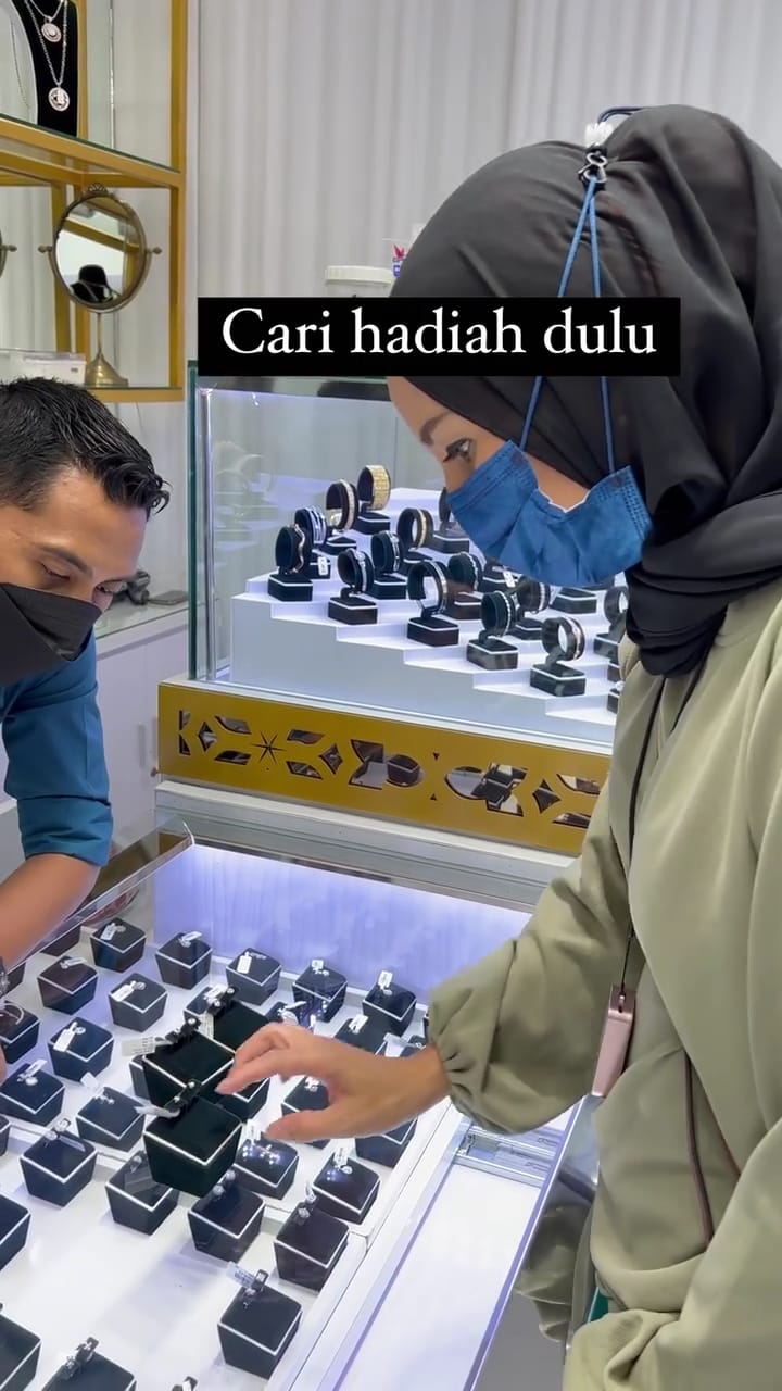 9 Momen Tya Ariestya rayakan ultah asisten, beri kado berlian