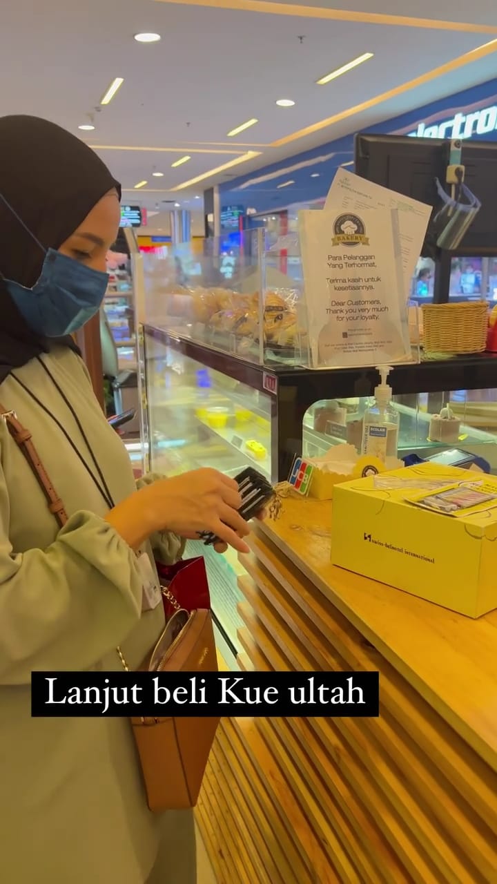 9 Momen Tya Ariestya rayakan ultah asisten, beri kado berlian