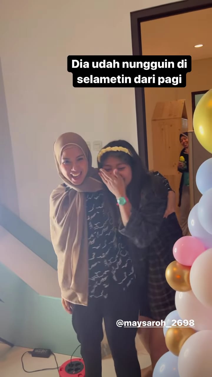 9 Momen Tya Ariestya rayakan ultah asisten, beri kado berlian