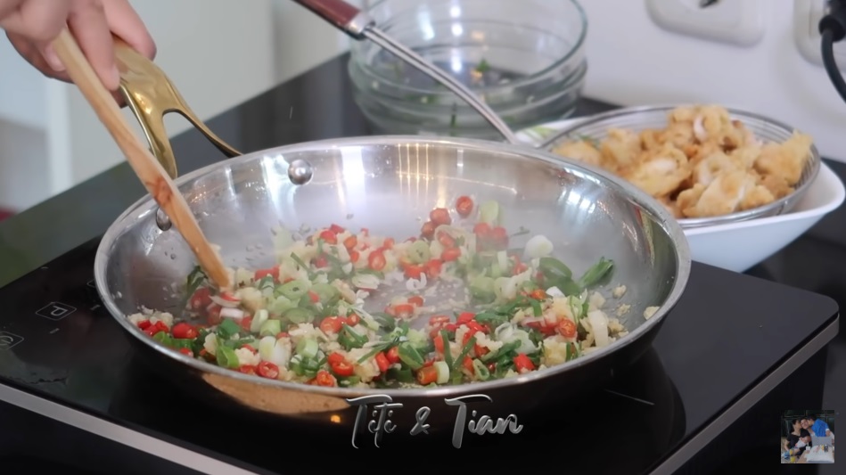 9 Langkah Titi Kamal bikin cumi cabai garam ala resto, sehat tanpa MSG