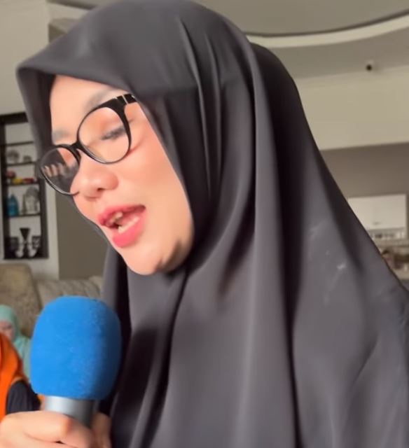 Reza Artamevia tampil berhijab tuai pujian, ini 7 penampilannya