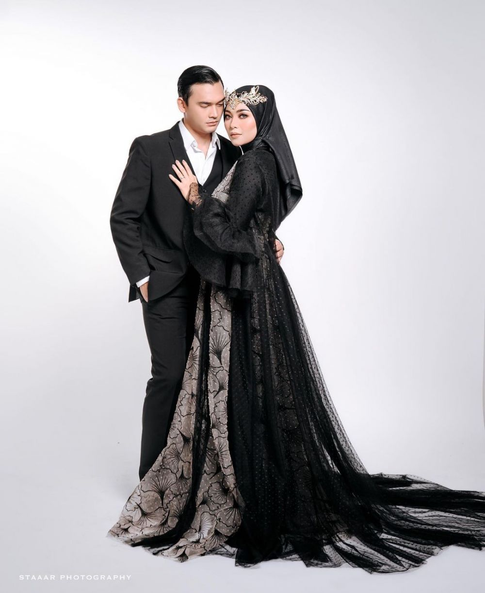 7 Pemotretan terbaru Ikbal Fauzi, makeup sang istri bikin salfok